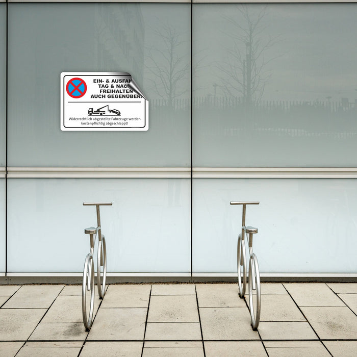 PV-023 Ein- & Ausfahrt auch gegenüber freihalten – Schild Parken verboten