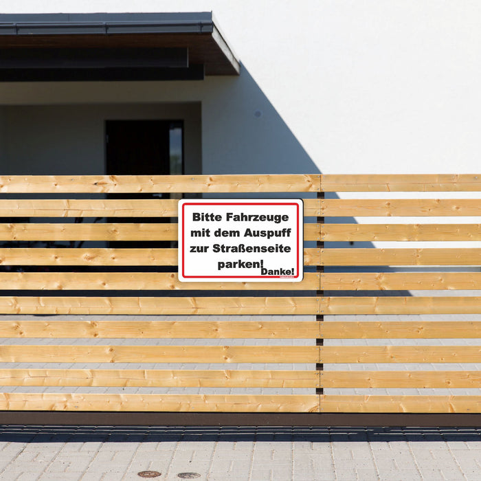 Bitte Fahrzeuge mit dem Auspuff zur Straßenseite parken!