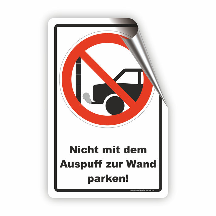 Nicht mit dem Auspuff zur Wand parken!